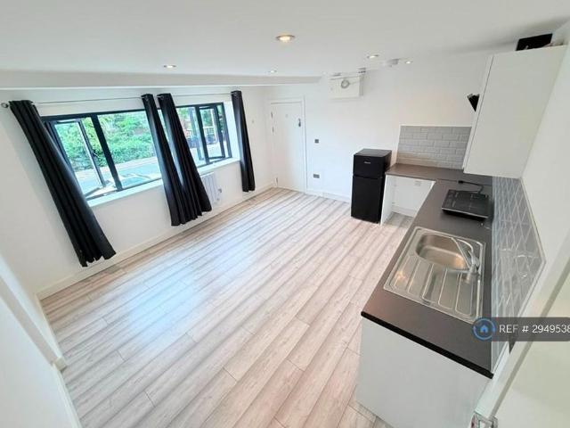 Studio for rent in Gants Hill, Greater London