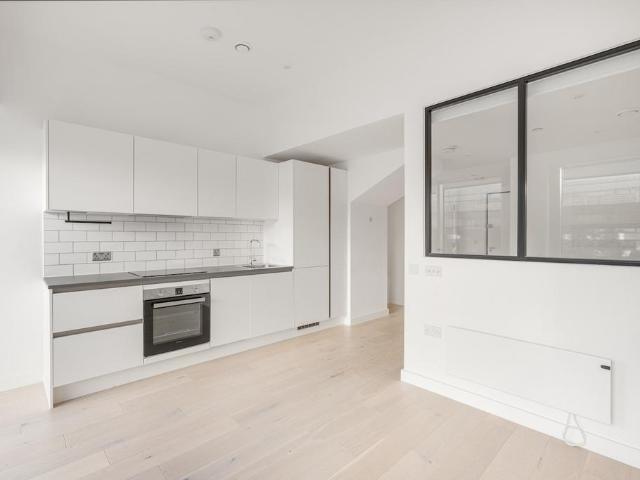 Flat for rent in London Borough of Hounslow, Strand