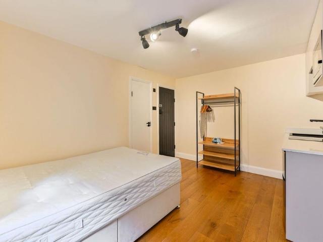 Studio for rent in London Borough of Hammersmith and Fulham, Greater London