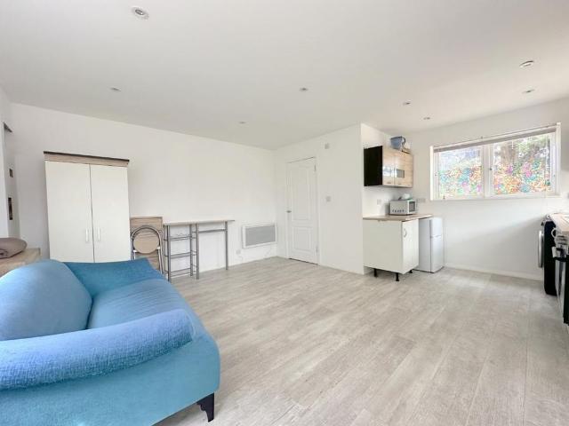 Studio for rent in Spring Park, Luton