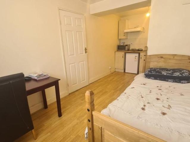 Studio for rent in West Drayton, Greater London