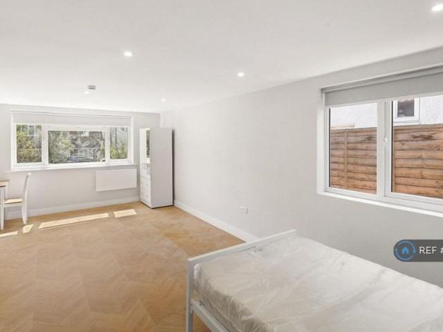 Studio for rent in Spring Park, Luton