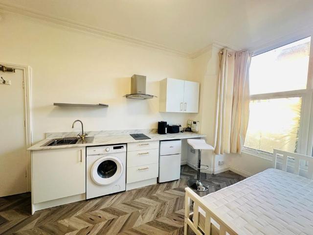 Studio for rent in Compton Acres, Barton In Fabis