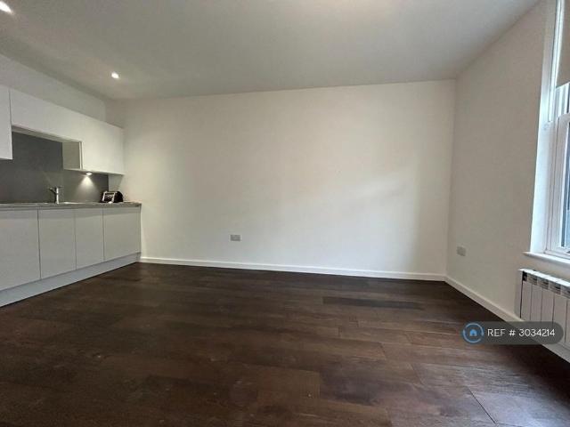 Studio for rent in Brownswood Park, Stoke Newington