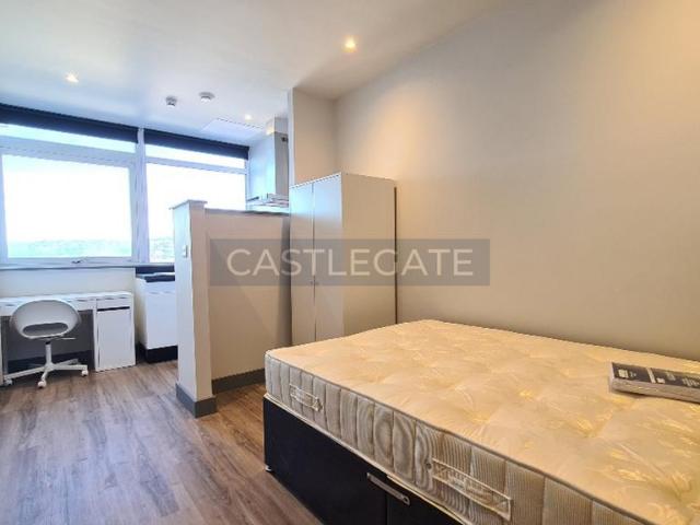 Flat for rent in Huddersfield, West Yorkshire