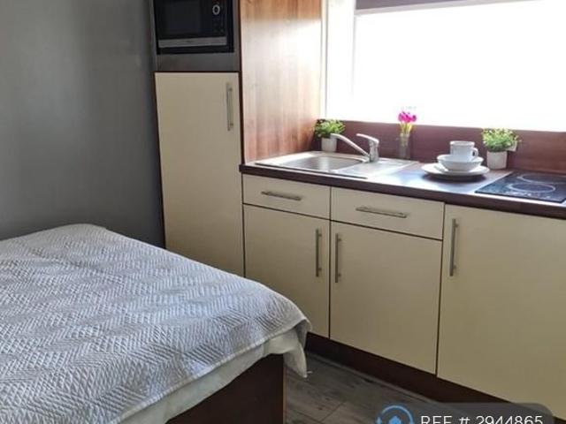 Studio for rent in Highfields, Huddersfield