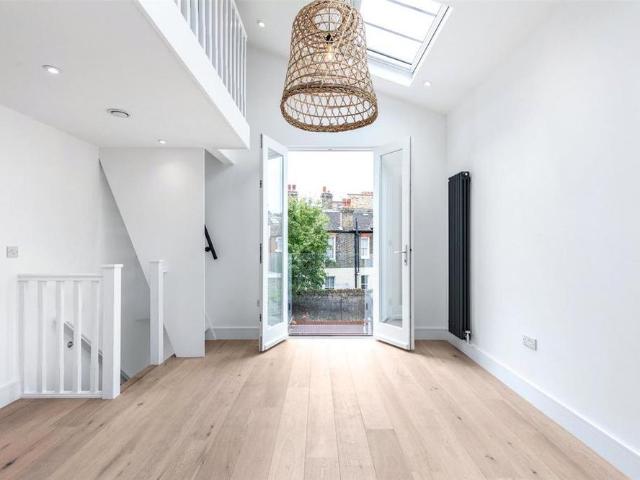 Studio for rent in Parson's Green, Greater London
