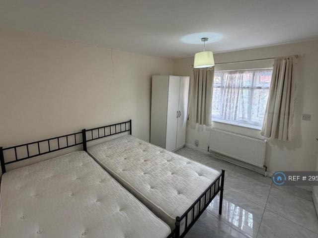 Flat for rent in London Borough of Hounslow, Greater London