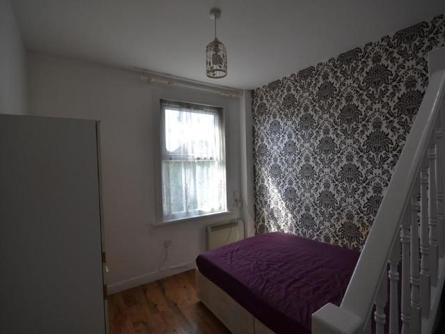 Studio for rent in Seven Kings, Greater London