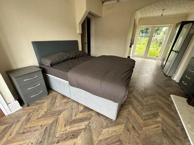 Studio for rent in Fox Hollies, West Midlands