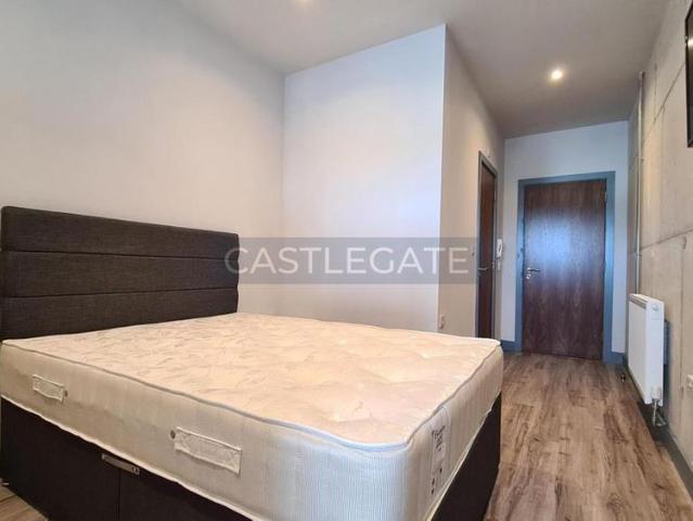 Studio for rent in Folly Hall, Kirklees