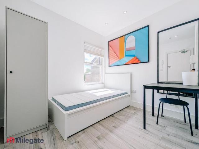 Studio for rent in Egham Hythe, Row Town