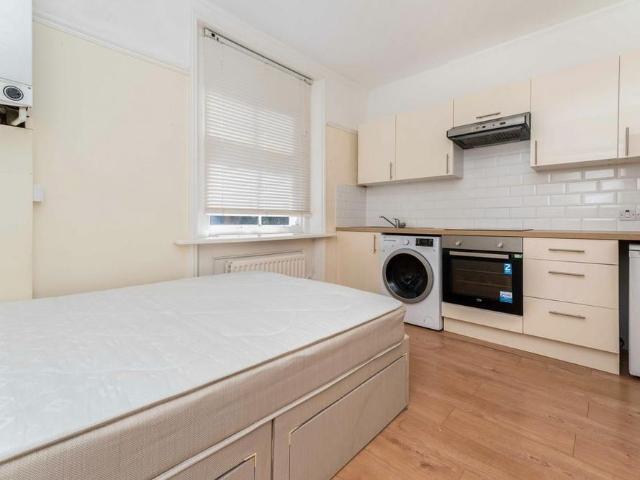 Studio for rent in London, Isle Of Man