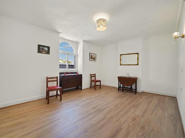 Flat for rent in South Kensington, Isle Of Man