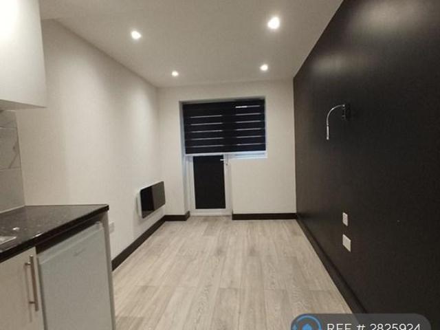Flat for rent in Harrow Weald, Greater London