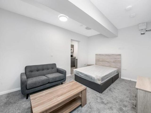 Studio for rent in Highfields, Huddersfield