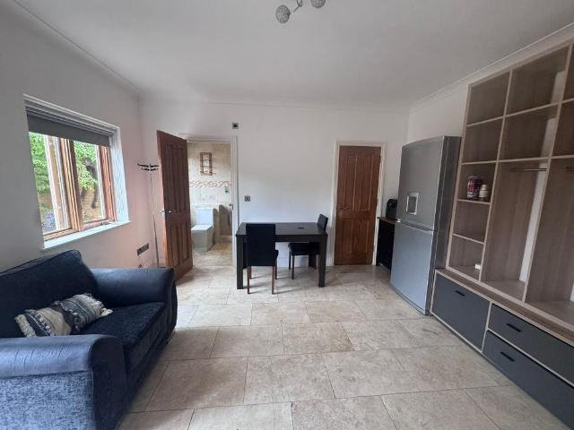 Studio for rent in Swallow, Buckinghamshire