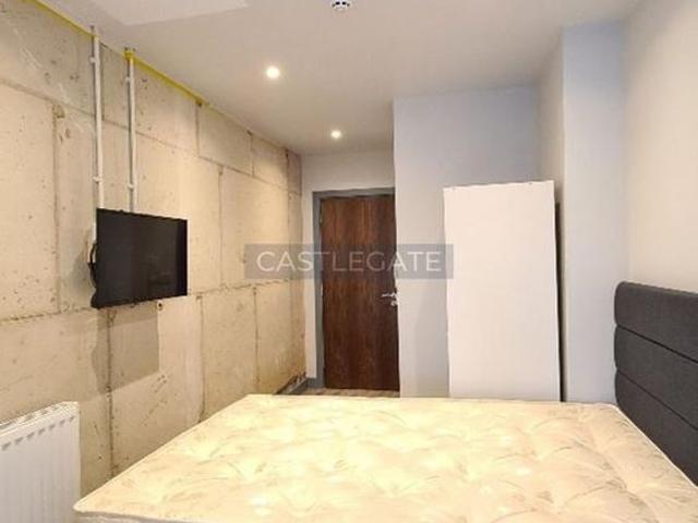 Studio for rent in Huddersfield, West Yorkshire