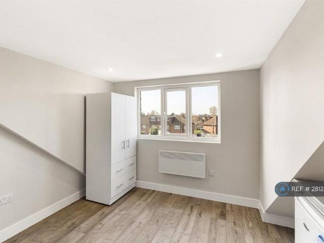 Studio for rent in Lower Halliford, Surrey
