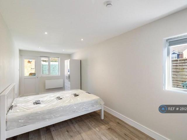 Studio for rent in Littleton Common, Lower Halliford