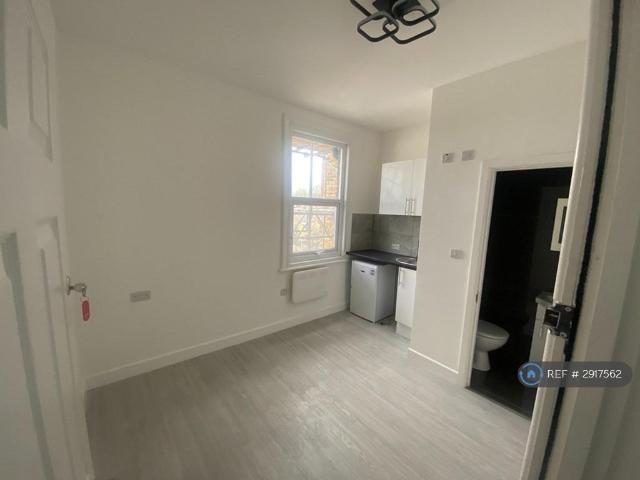 Flat for rent in London Borough of Lewisham, Greater London