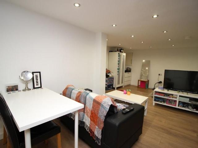 Studio for rent in Hyde Park, West Yorkshire