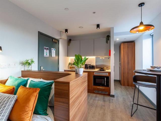 Studio for rent in Row Town, Surrey