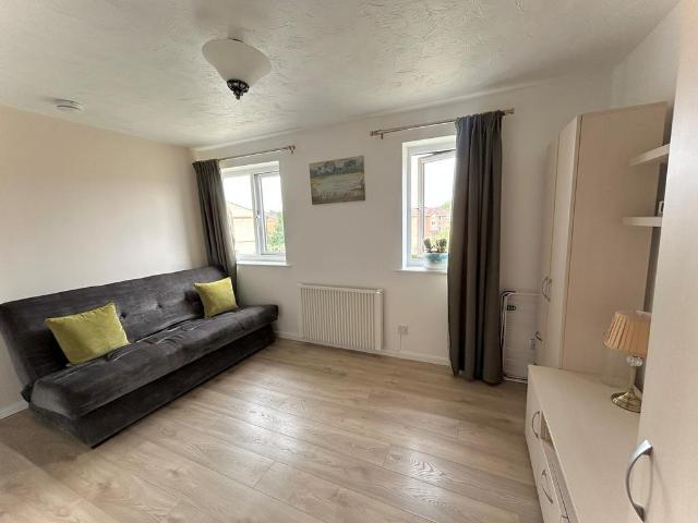 Flat for rent in Hackbridge, Greater London