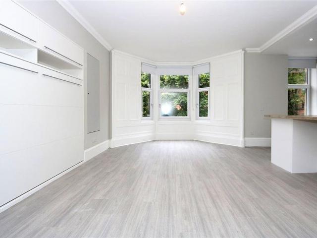 Studio for rent in Langside, Scotland