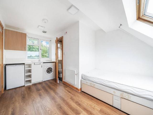 Flat for rent in London Borough of Ealing, Isle Of Man
