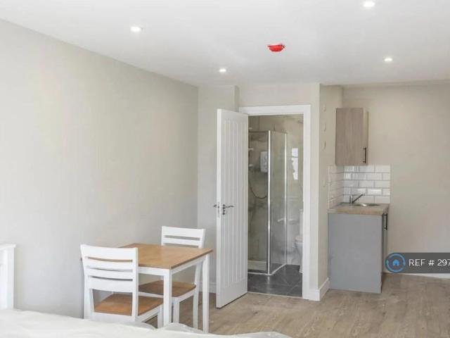 Flat for rent in Pachesham Park, Surrey