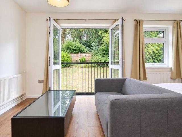 Studio for rent in Woking, Surrey