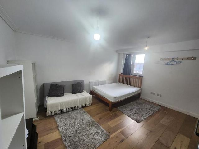 Studio for rent in Thornes, Wakefield
