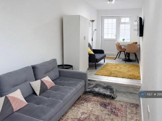 Flat for rent in Bennetts End, Pouchen End