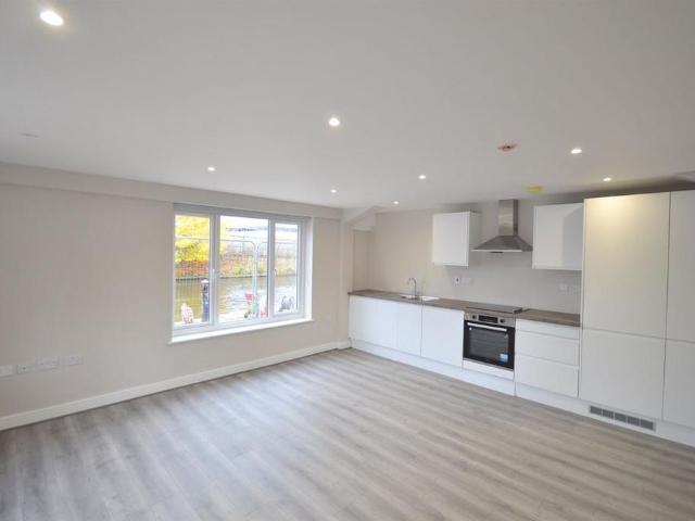 Studio for rent in Gorse Hill, Trafford Park