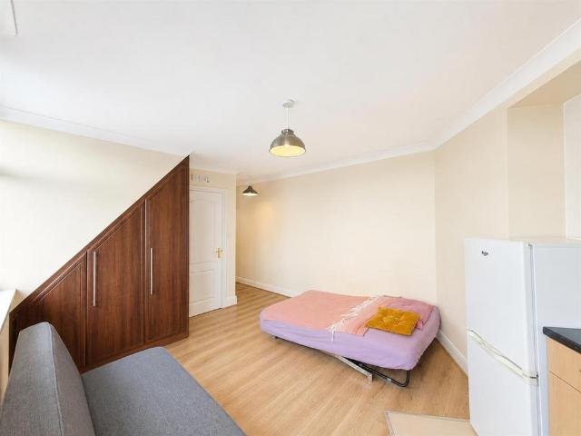Studio for rent in London Borough of Hounslow, Heston