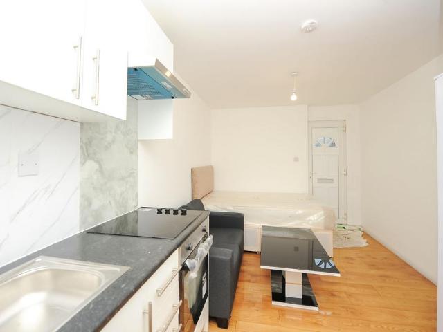 Flat for rent in London Borough of Ealing, Perivale