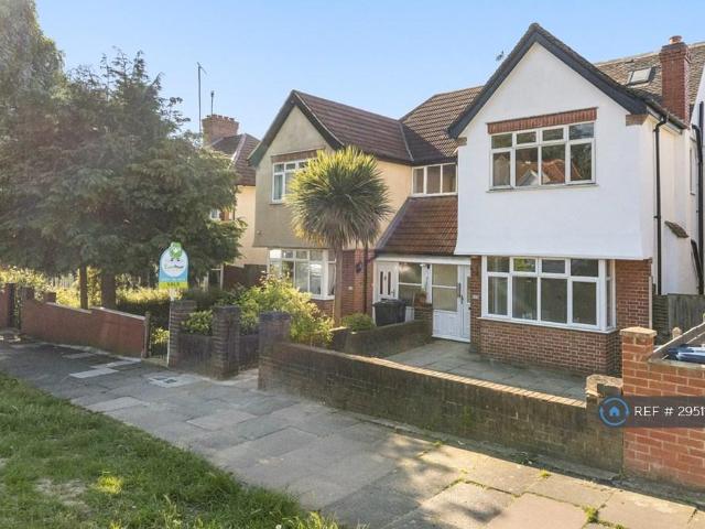Flat for rent in London Borough of Ealing, Greater London