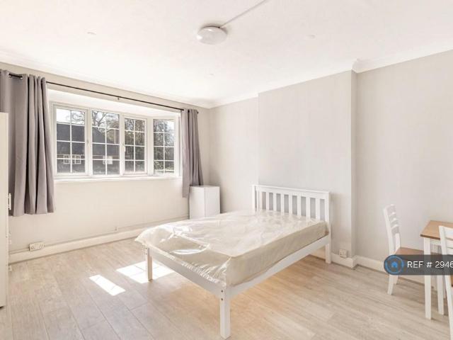 Flat for rent in Heol-las, Surrey