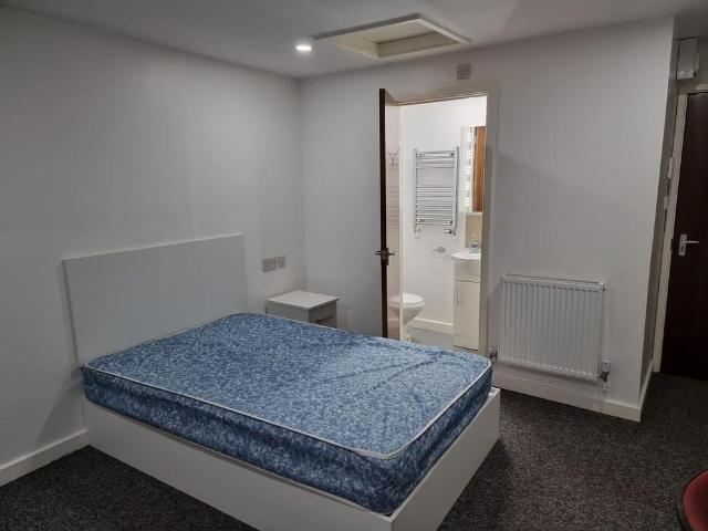 Studio for rent in Oadby, Leicestershire