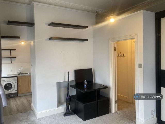 Studio for rent in Red Hill, Surrey