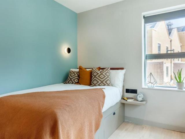 Flat for rent in Row Town, Surrey