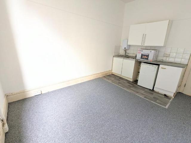 Studio for rent in Lansdowne, Springbourne