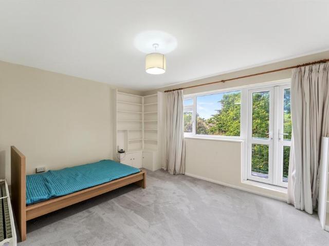 Flat for rent in Southfields, Greater London