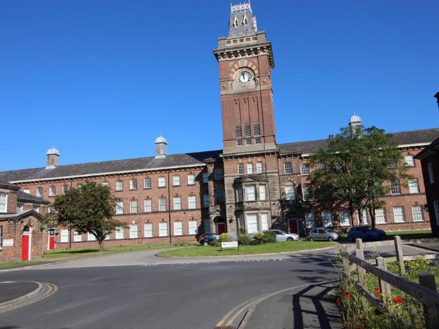 Flat for rent in Calderstones