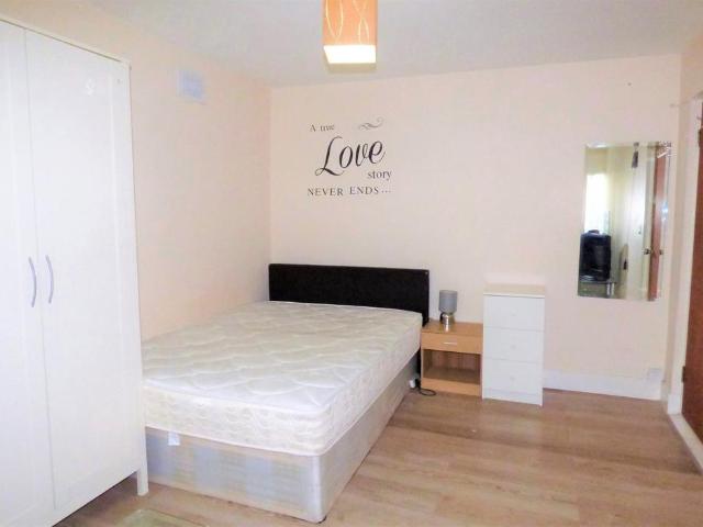 Flat for rent in Gould's Green, Greater London