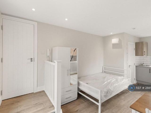 Studio for rent in Bennetts End, Pouchen End