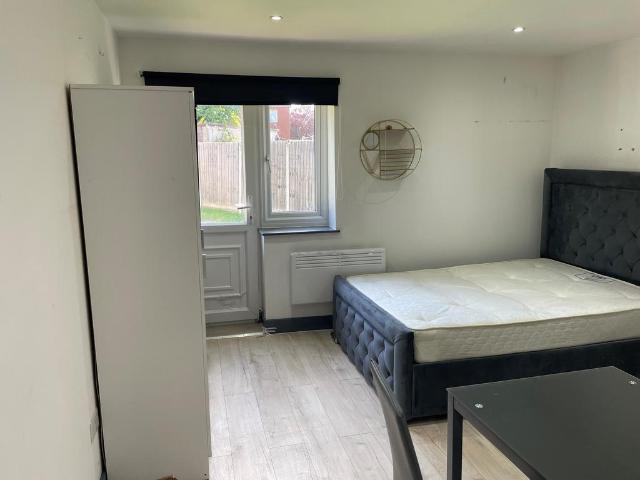 Flat for rent in London Borough of Hounslow, Greater London