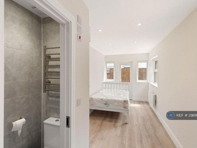 Studio for rent in Spring Park, Luton