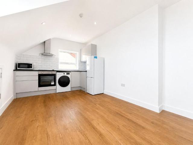 Flat for rent in London Borough of Hounslow, Greater London